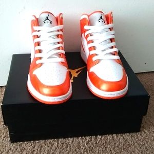 Jordan 1 Mid Electro Orange & White 6Y =7.5 in Women